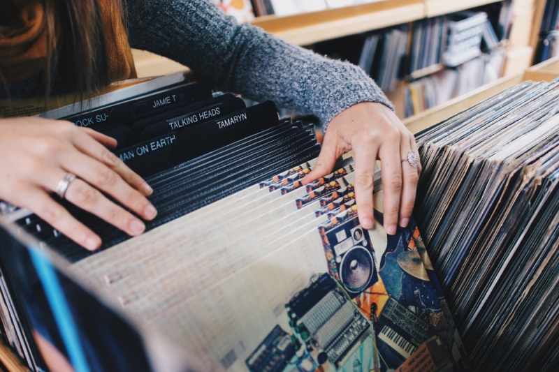 vente-LA BRIGUE-min_vinyl_records_store_shopping_retro_music_audio_album_rock-684576