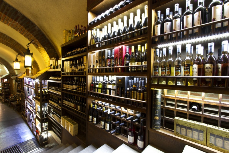 vente-LA BRIGUE-min_world_street_travel_shop_canon_georgia_wine_bottles-429767
